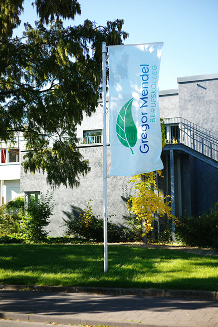 Fahne für Gregor Mendel Berufskolleg, vor Gebäude 